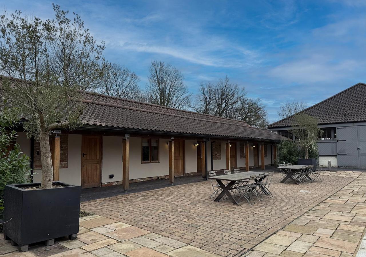 ホテル The Ridings At Theobalds Park Goff's Oak エクステリア 写真